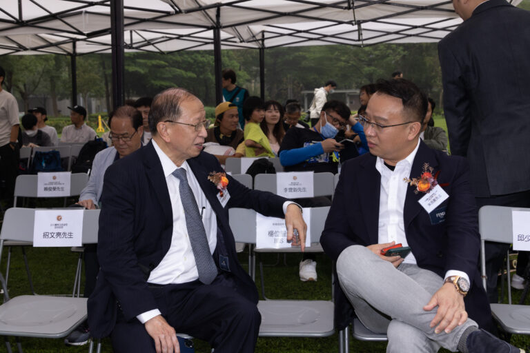 由左至右：中國香港體育協會暨奧林匹克委員會名譽副會長及東京2020 奧運會中國香港代表團團長貝鈞奇先生；北區鳳水分區委員會主席及北區足球會主席朱浩賢先生